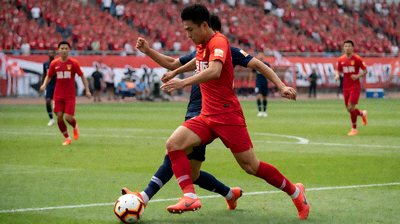 足球比赛现场精彩瞬间，球员在绿茵场上奔跑拼抢，观众欢呼的场景