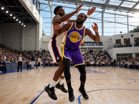 NBA常规赛湖人队主场激烈对抗比赛瞬间