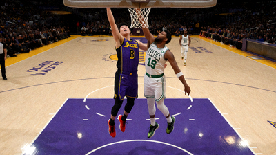 NBA季后赛比赛中凯尔特人队球员在比赛中防守对手,球场上气氛紧张